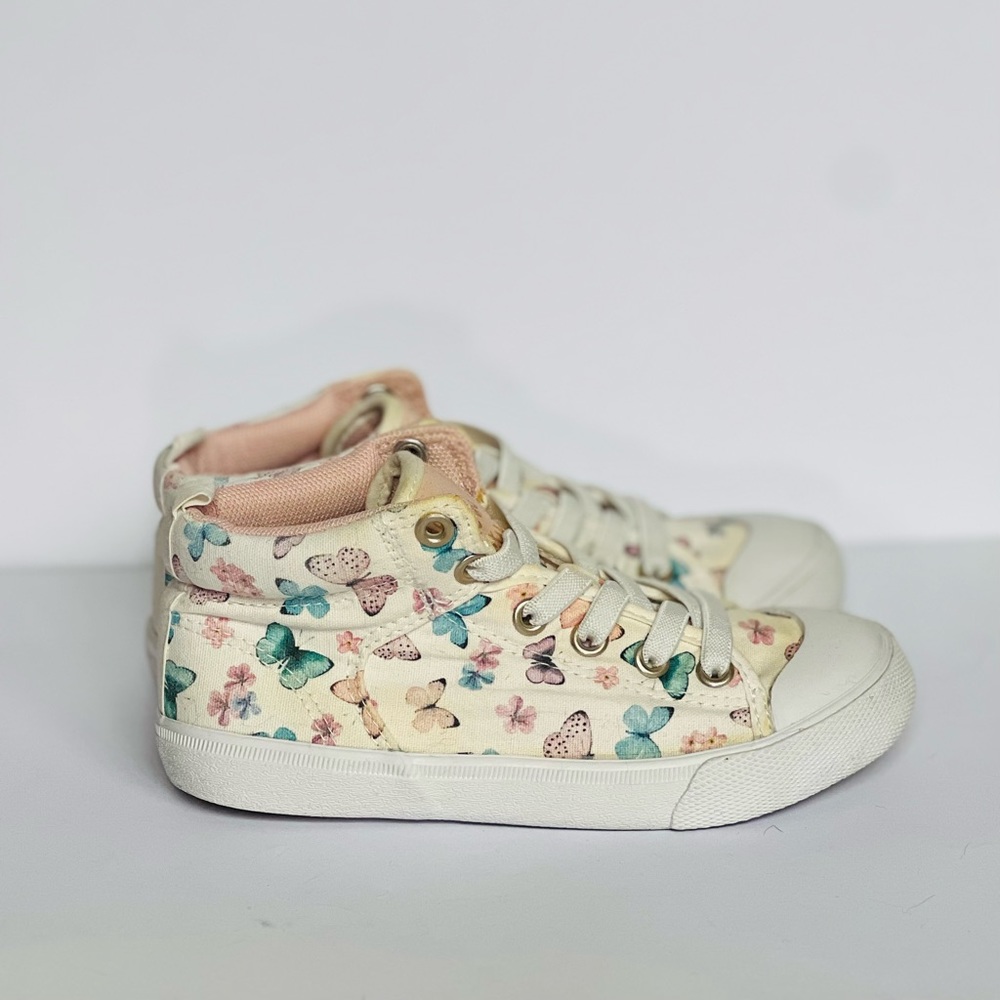 Girl shoes
